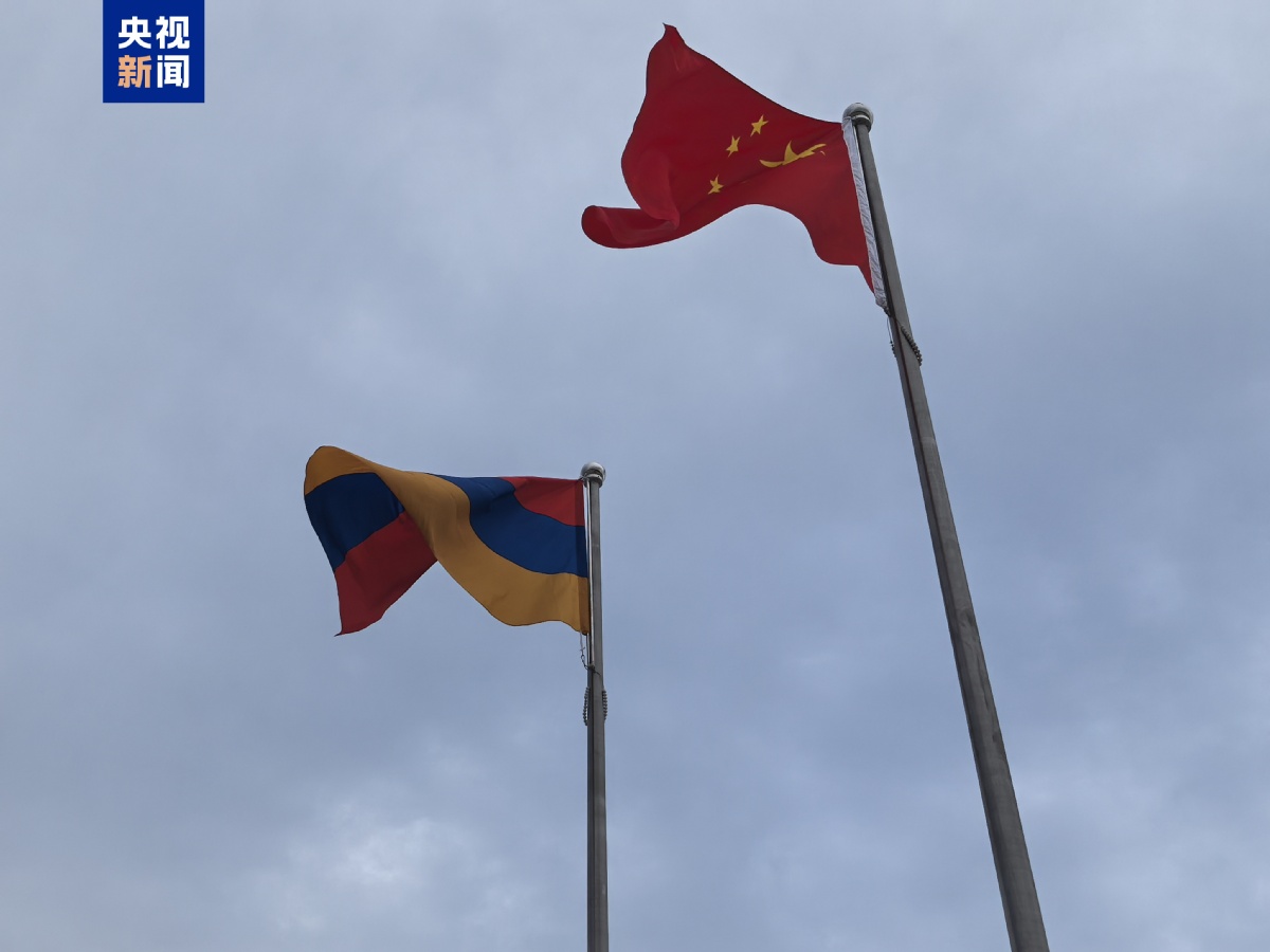 亚美尼亚总理帕什尼扬乘机抵达天津 出席2025年上合
